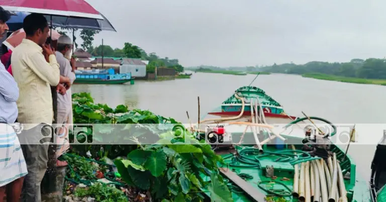 বালু উত্তোলনে ব্যবহৃত নৌকা ও সরঞ্জাম জব্দ